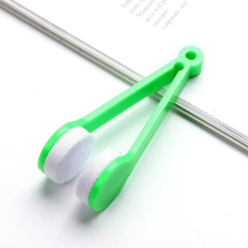 2-in-1 Microfibre Lens Cleaner – product detail image 7 at Ozoric