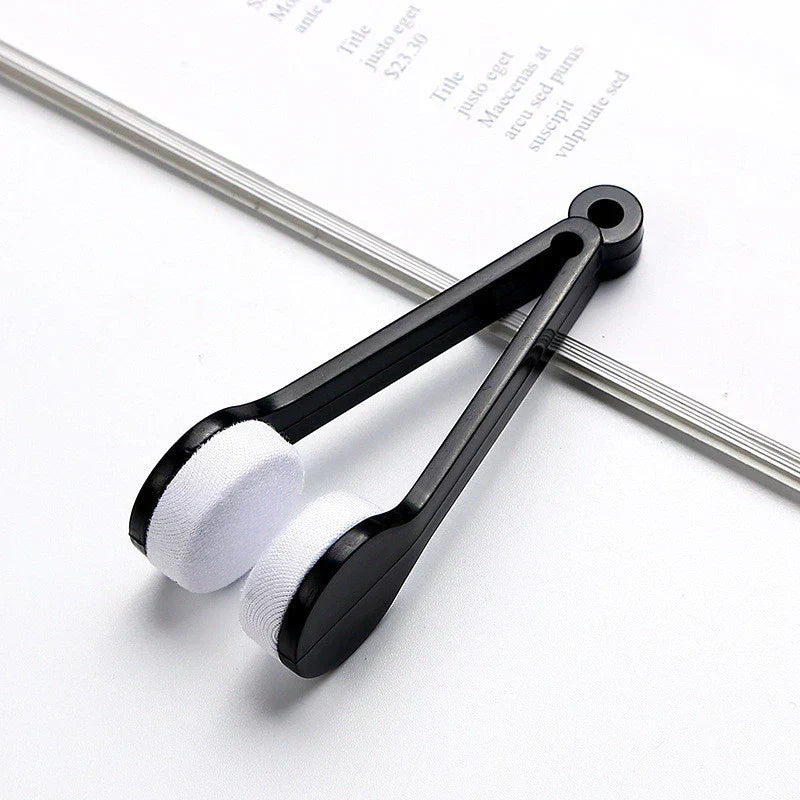 2-in-1 Microfibre Lens Cleaner – product detail image 5 at Ozoric